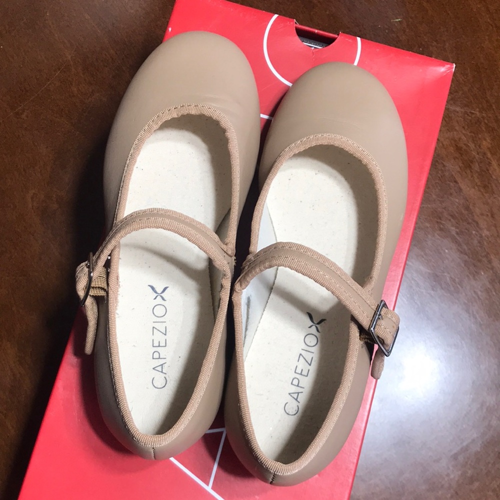 Capezio tan Mary Janes size 3